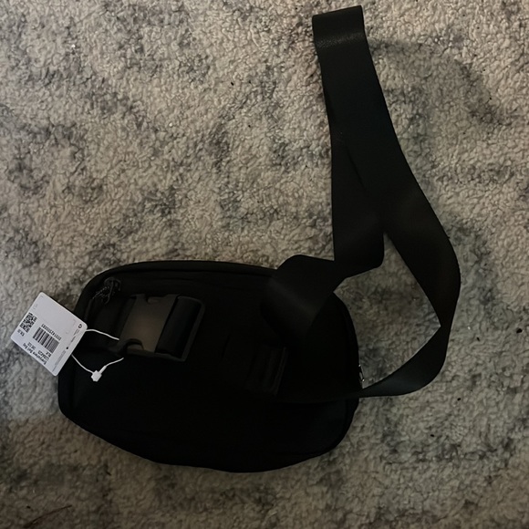 Lululemon belt bag NWT - Picture 2 of 3